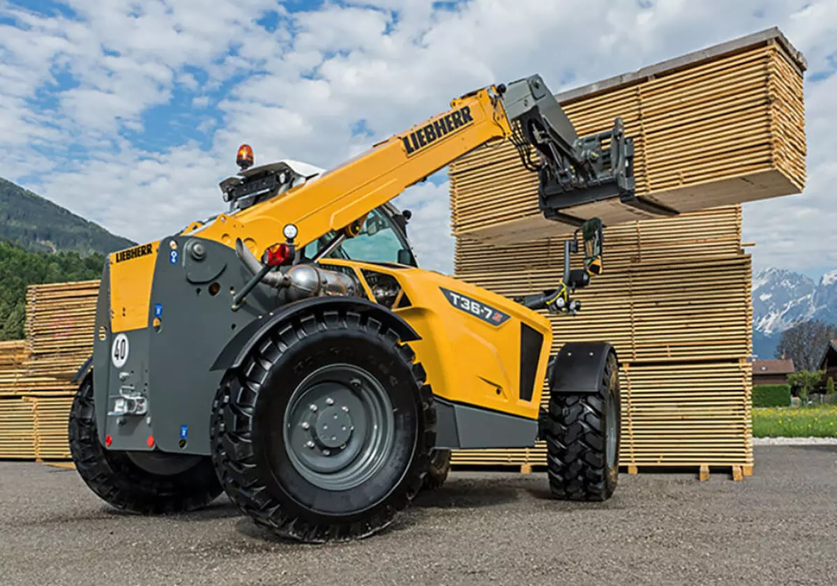 Guindaste Liebherr levantando pilhas de madeira
