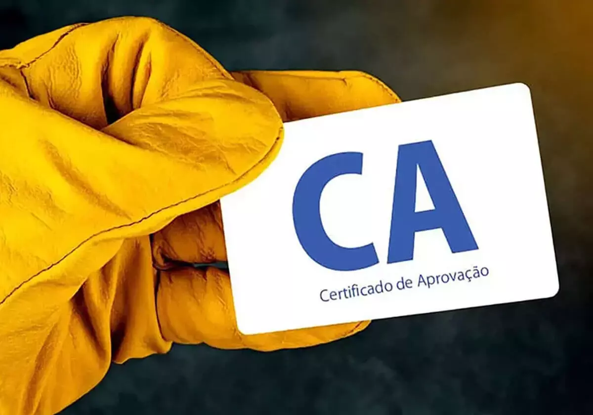 Pessoa segurando Certificado de Aprovação CA
