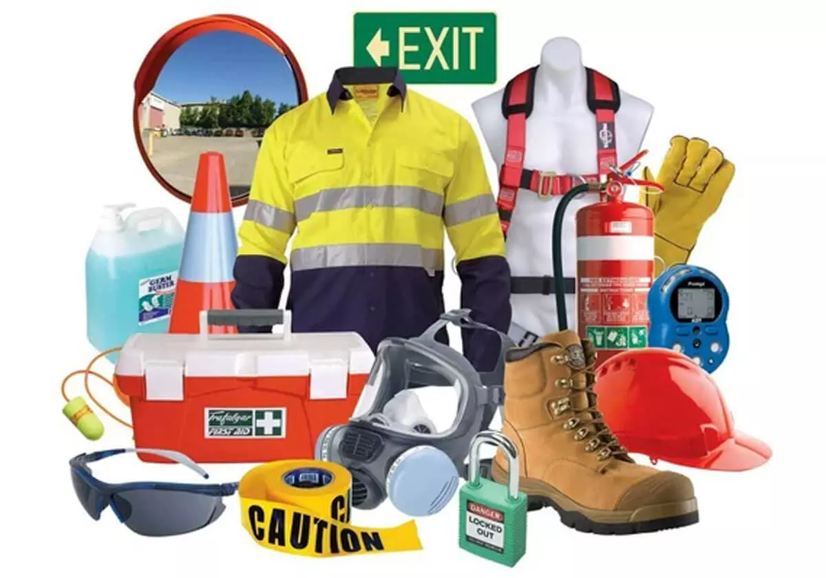 Equipamentos de segurança em uma mesa de trabalho