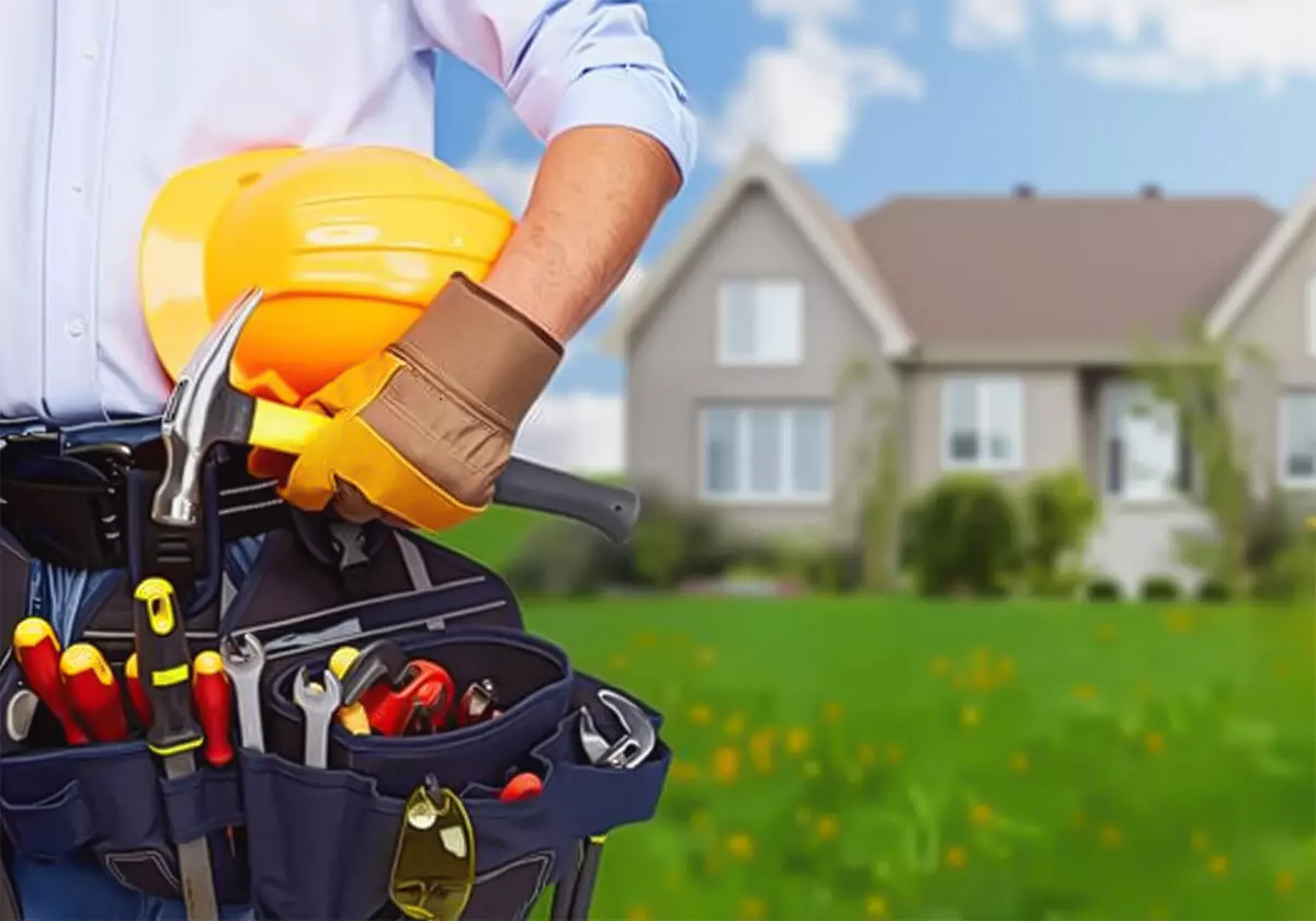 Profissional com ferramentas em frente a casa