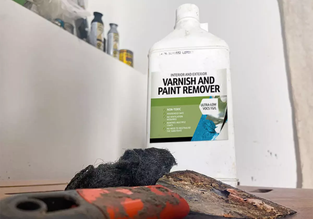 Removedor de tinta e verniz com ferramentas de pintura