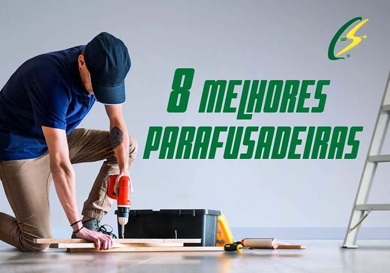 Close em homem fazendo reparos com parafusadeira