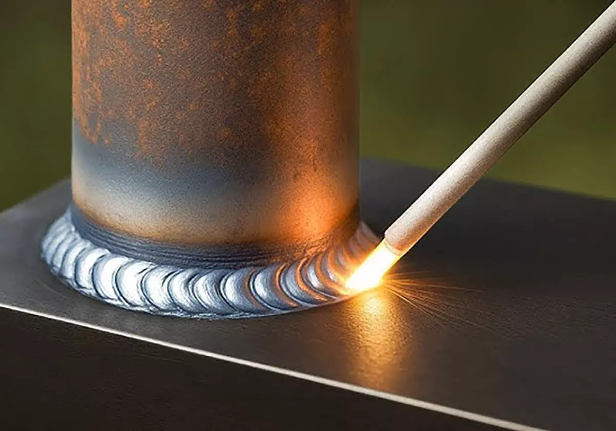 Processo de soldagem em metal com eletrodo aquecido