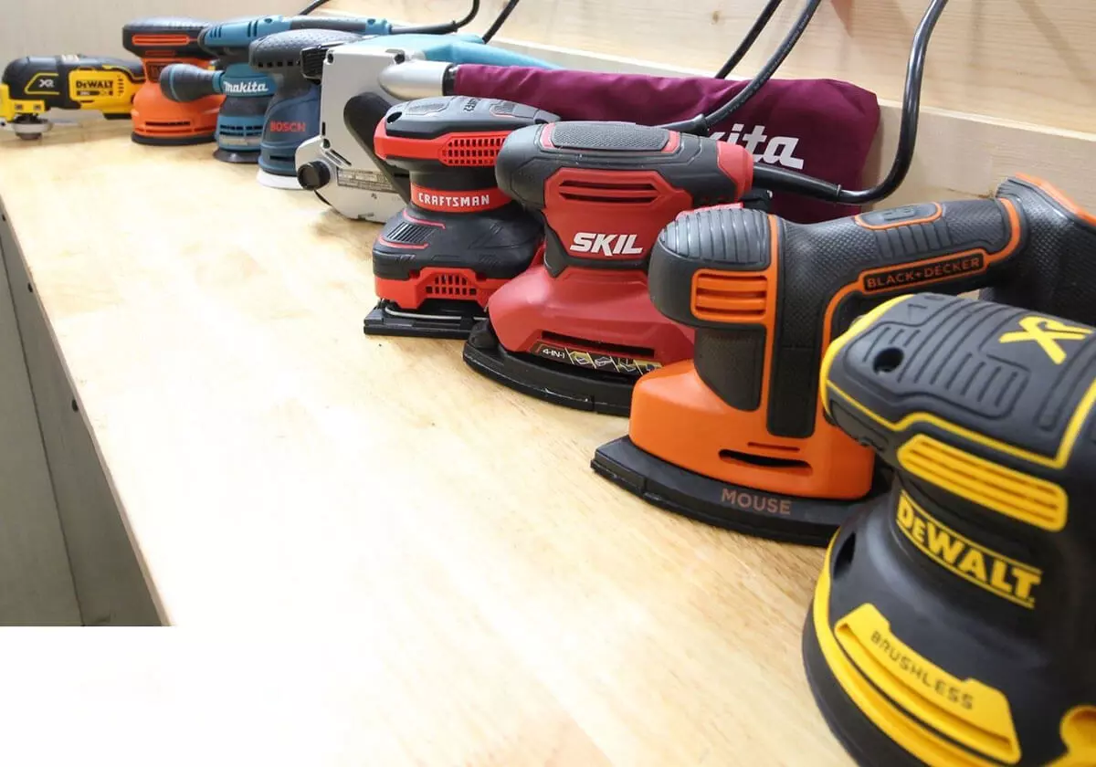 Diversas ferramentas elétricas sobre uma bancada de trabalho.